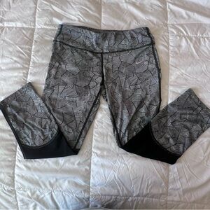 Nike Dri-FIT Black and White Patterned Leggings size M